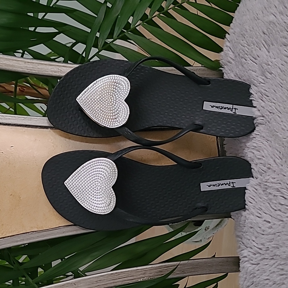 Like New Sandals with Silver Heart Accent ❤️